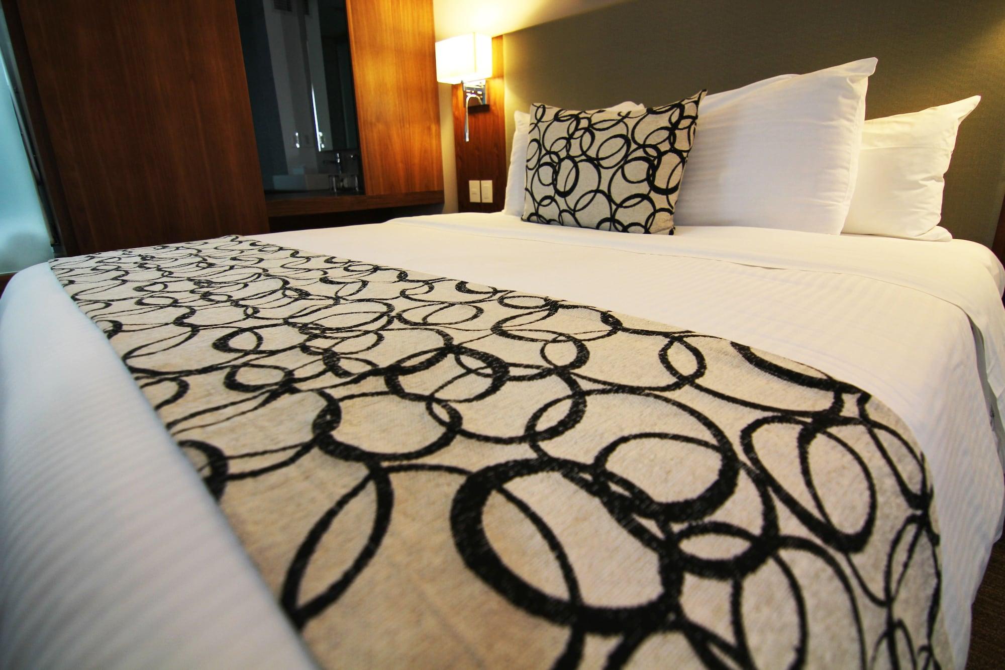 Casa Inn Premium Hotel Queretaro Miranda Esterno foto A bed runner