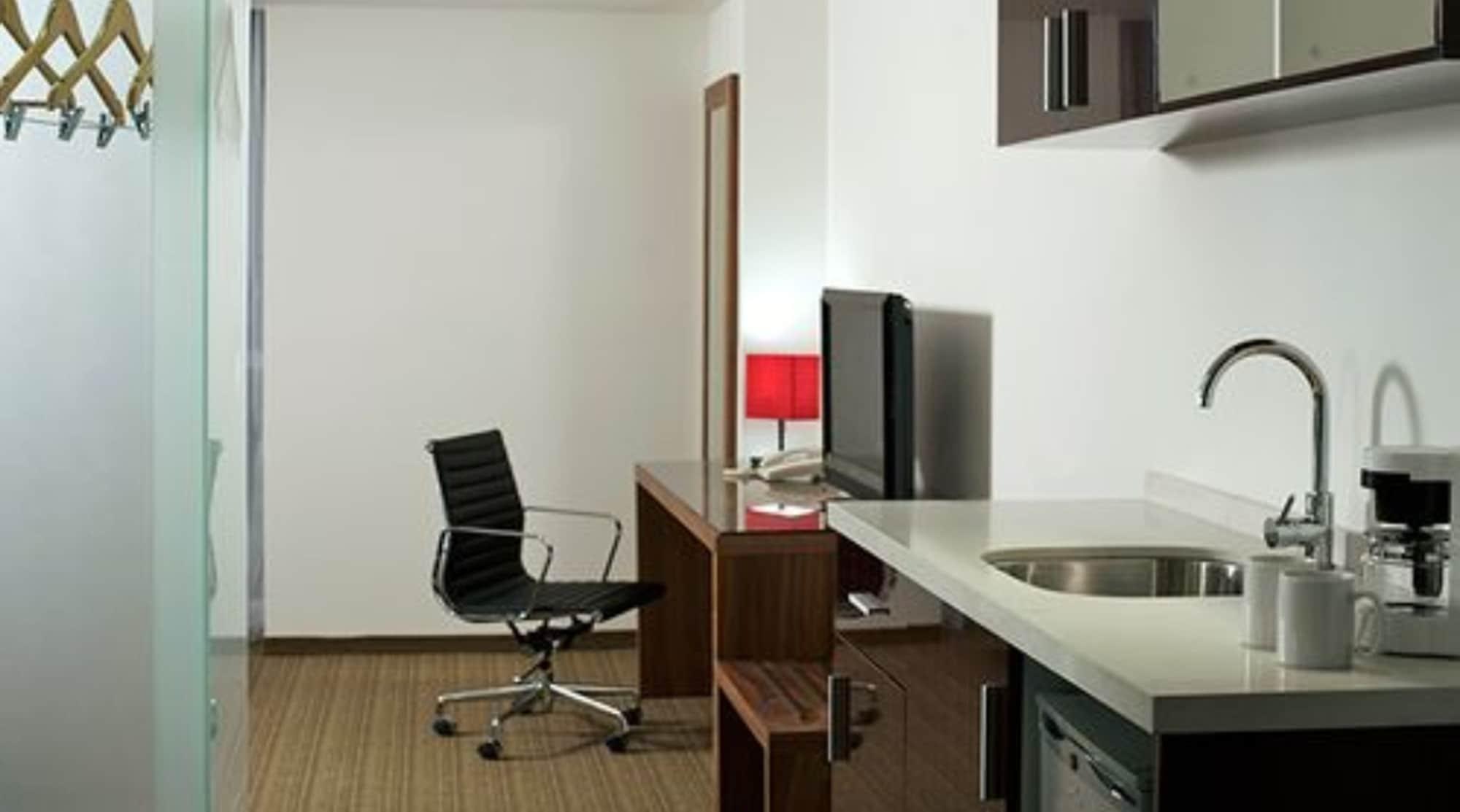 Casa Inn Premium Hotel Queretaro Miranda Esterno foto A typical studio apartment