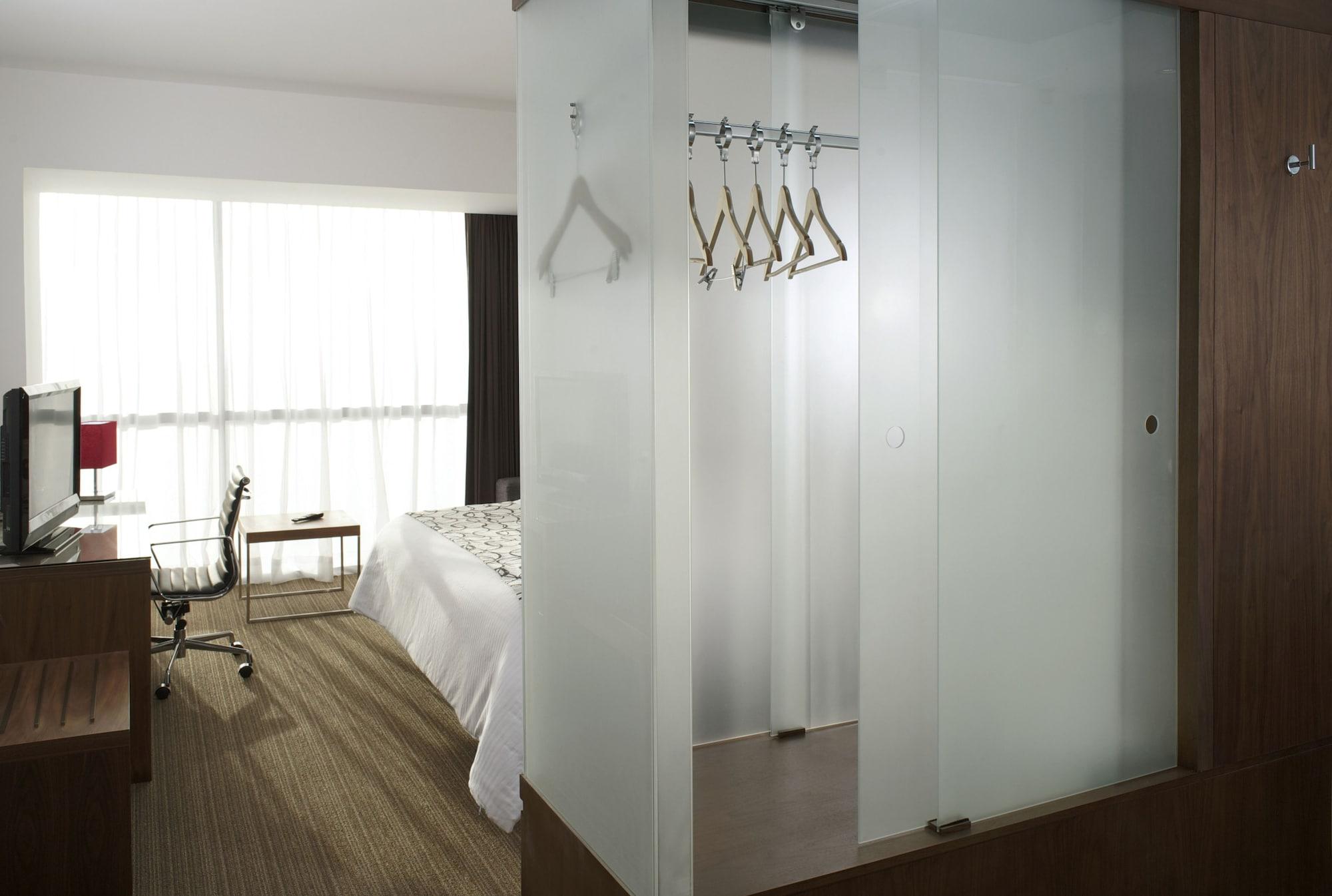 Casa Inn Premium Hotel Queretaro Miranda Esterno foto A sliding door