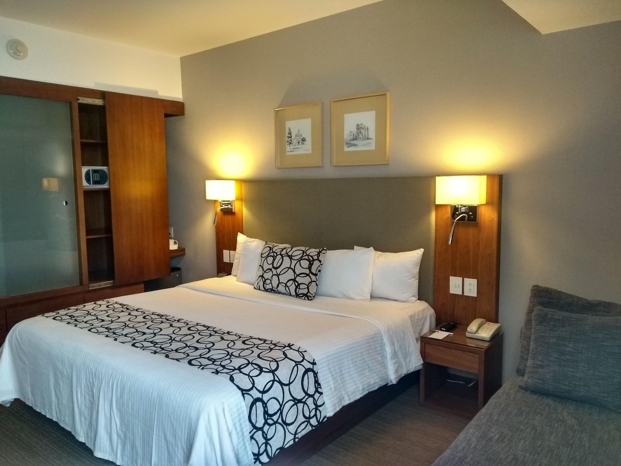 Casa Inn Premium Hotel Queretaro Miranda Esterno foto A room at the hotel