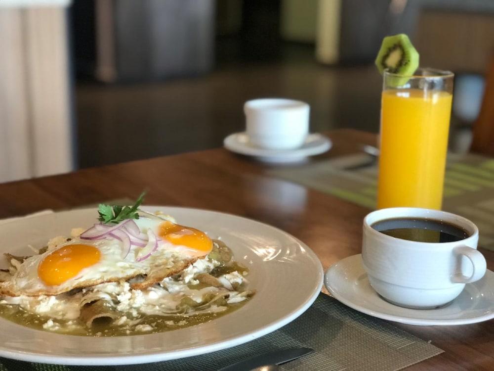 Casa Inn Premium Hotel Queretaro Miranda Esterno foto Huevos rancheros