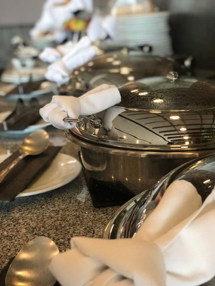 Casa Inn Premium Hotel Queretaro Miranda Esterno foto A chafing dish