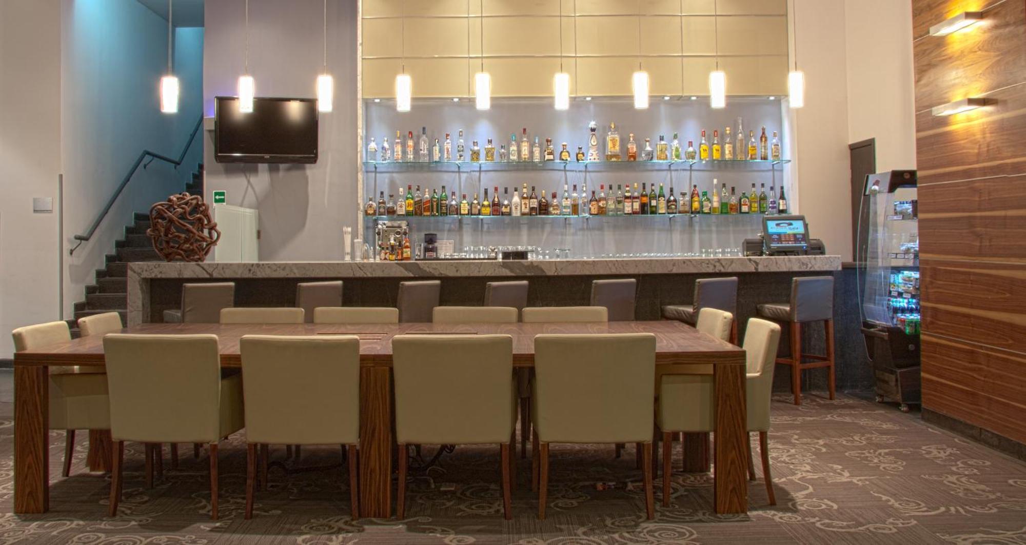 Casa Inn Premium Hotel Queretaro Miranda Esterno foto The bar at the lounge