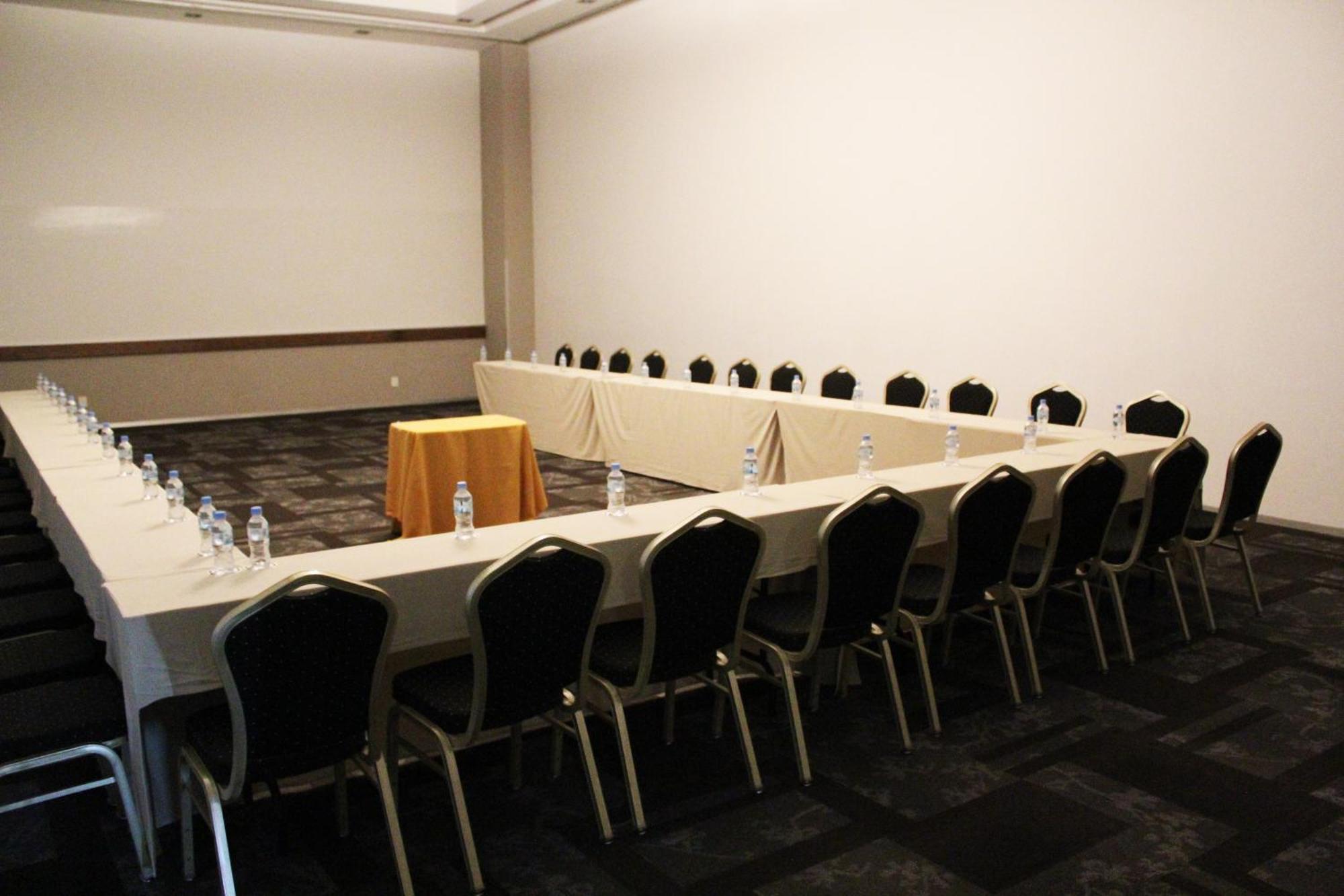 Casa Inn Premium Hotel Queretaro Miranda Esterno foto U-shaped table