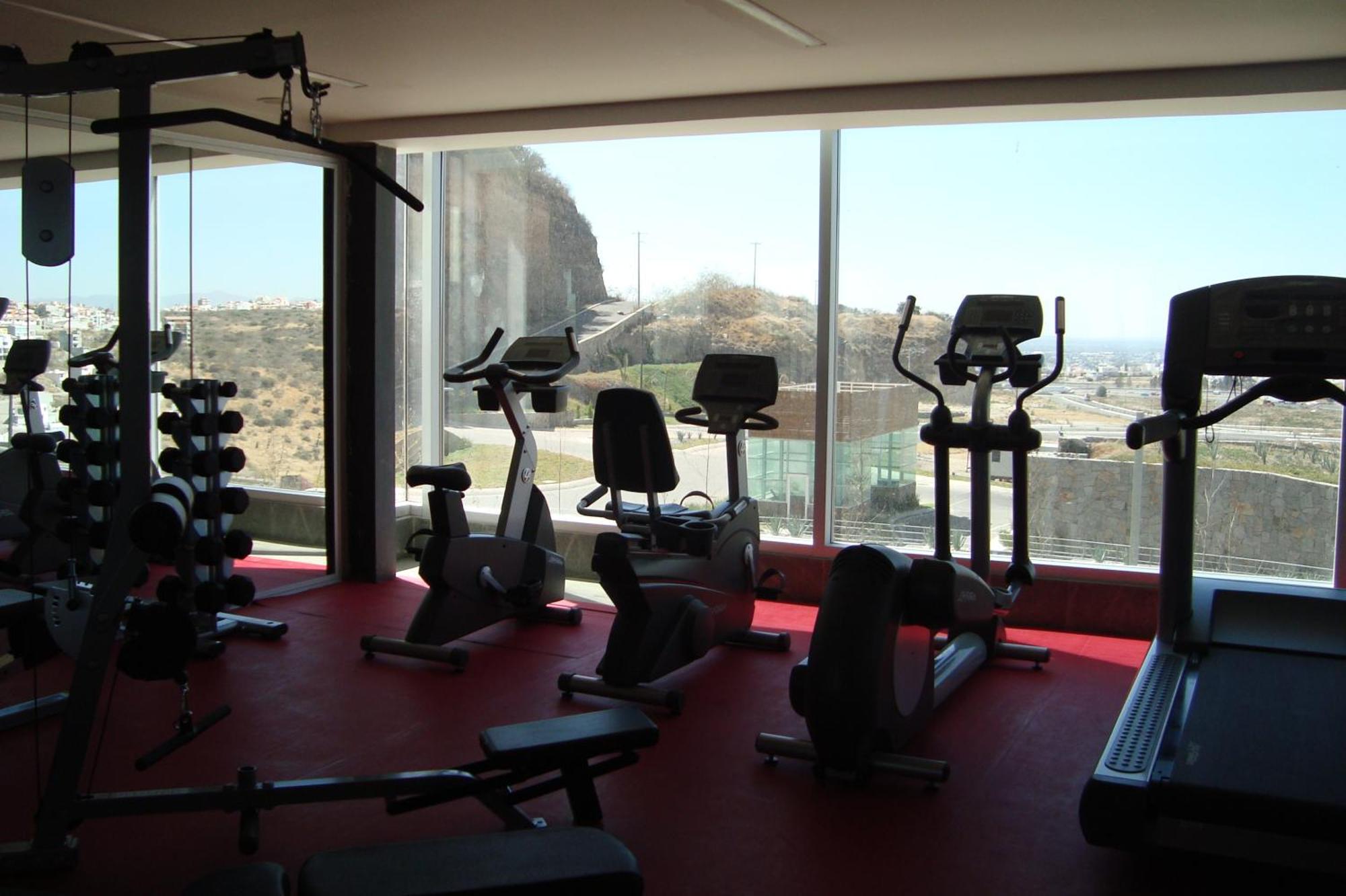 Casa Inn Premium Hotel Queretaro Miranda Esterno foto A gym in Athens, Greece