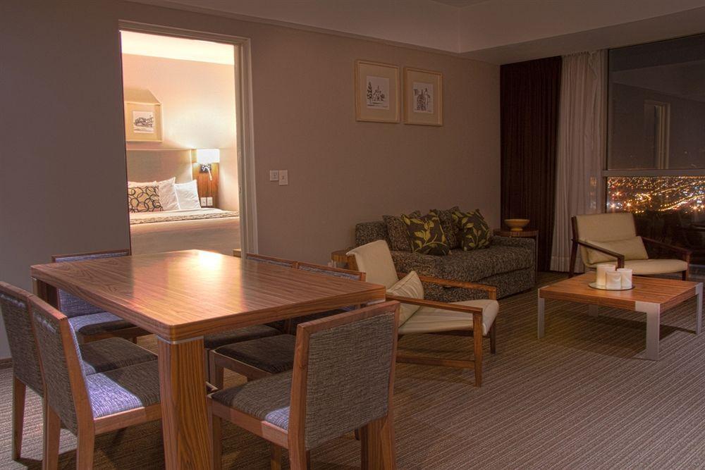 Casa Inn Premium Hotel Queretaro Miranda Esterno foto A suite at the Hilton London Heathrow