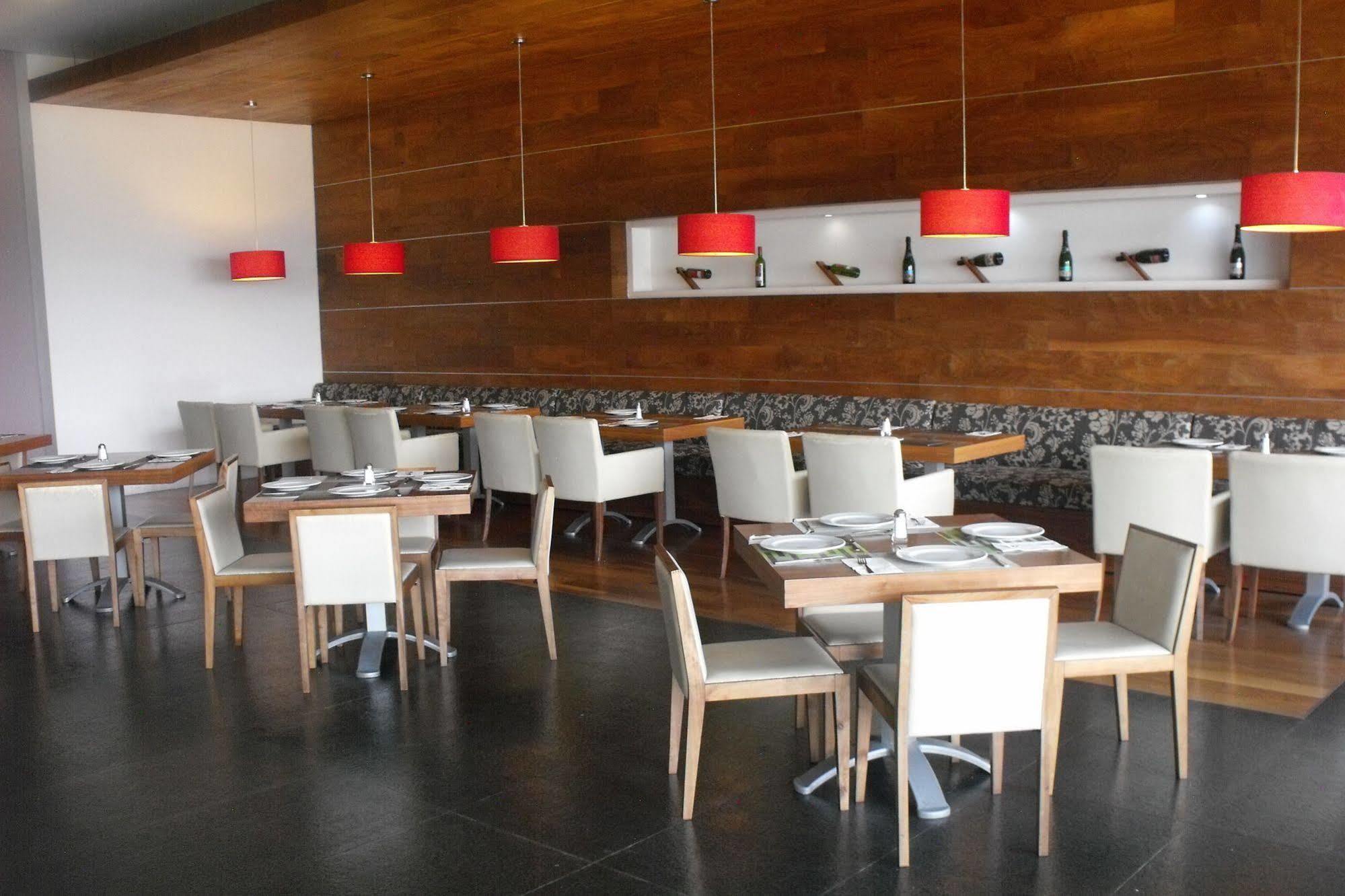 Casa Inn Premium Hotel Queretaro Miranda Esterno foto Restaurant at the hotel