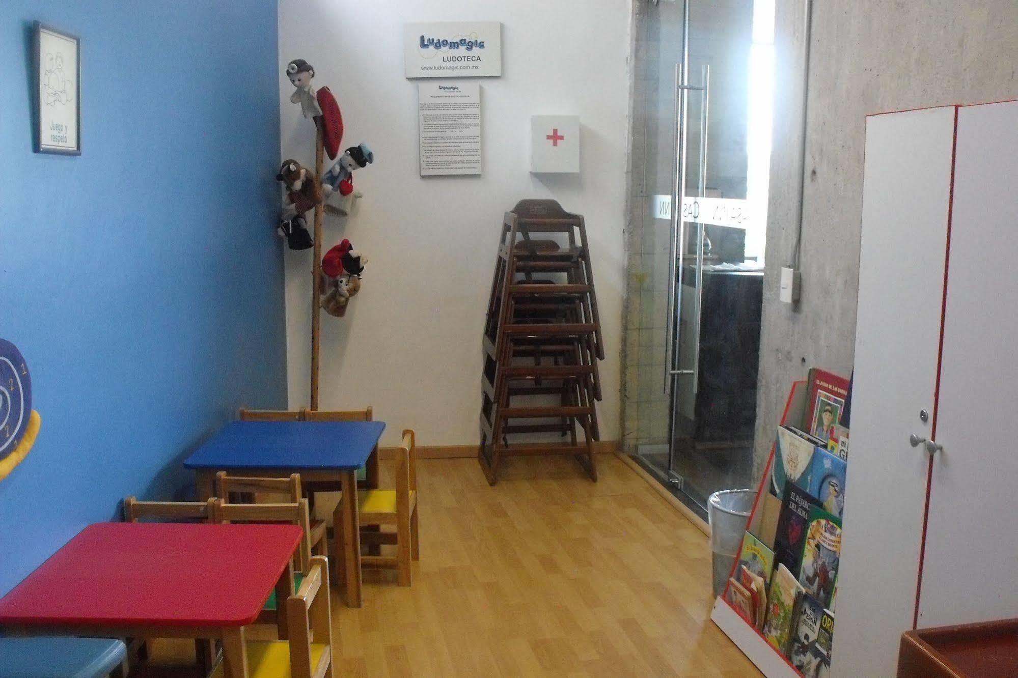 Casa Inn Premium Hotel Queretaro Miranda Esterno foto The waiting room of a doctor's office in Italy