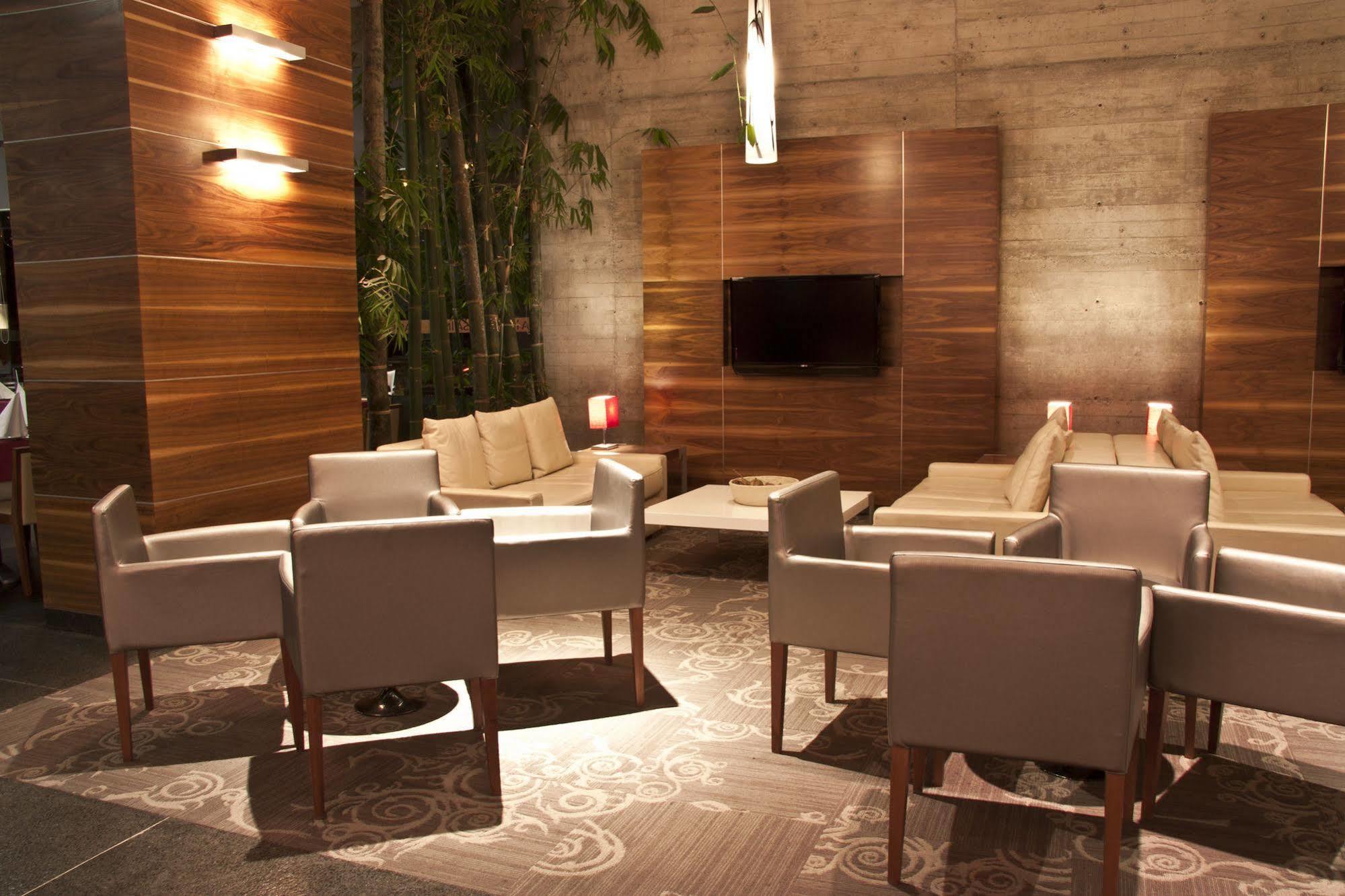 Casa Inn Premium Hotel Queretaro Miranda Esterno foto The lounge at the airport
